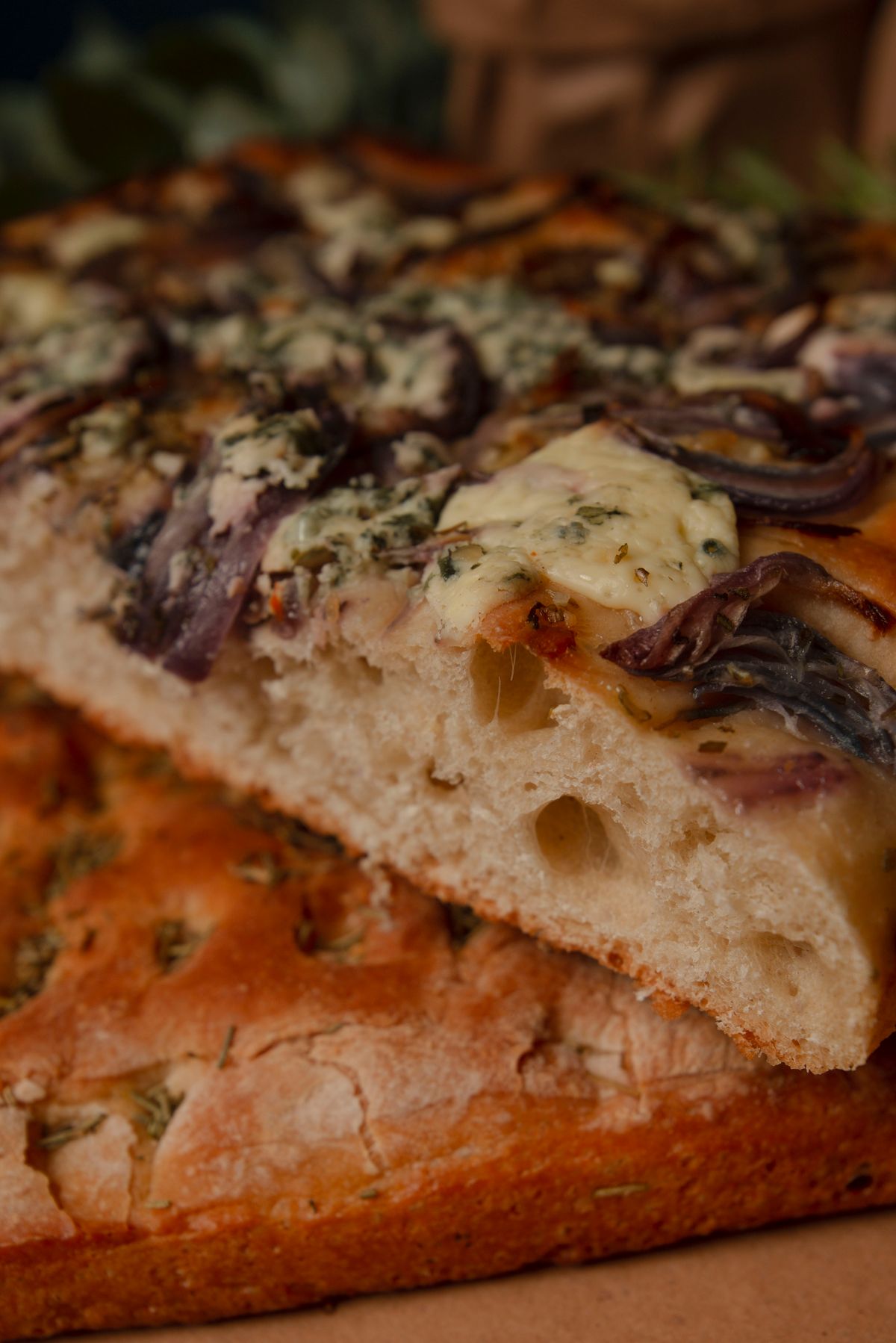 Przekrojona focaccia z widocznym, porowatym miękiszem