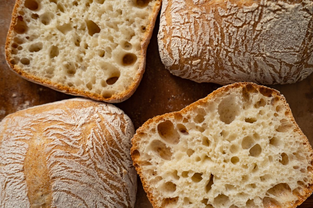 Przekrojona bułka drożdżowa z widocznym miękiszem